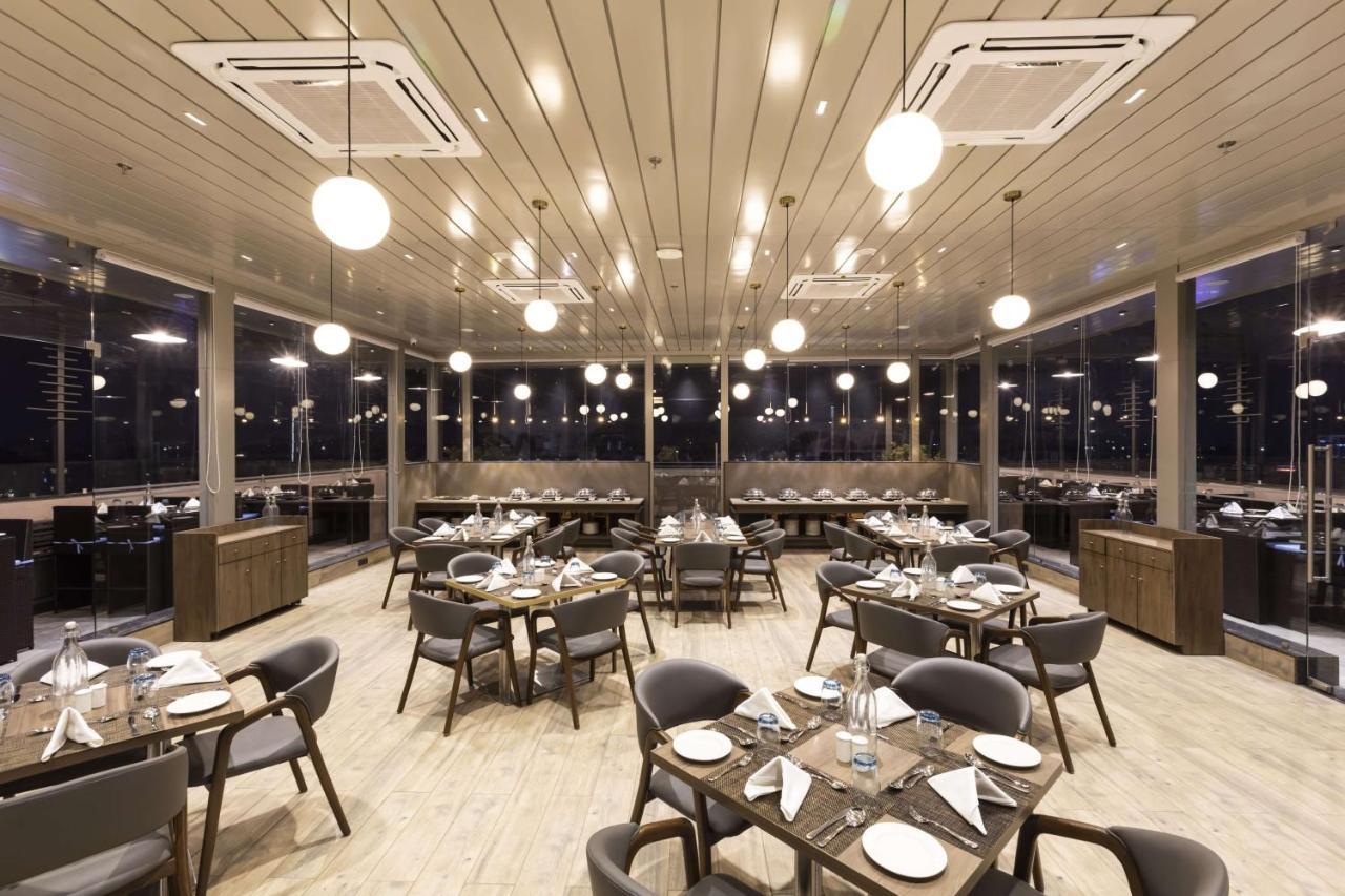 Ramee International Surat Hotell Eksteriør bilde